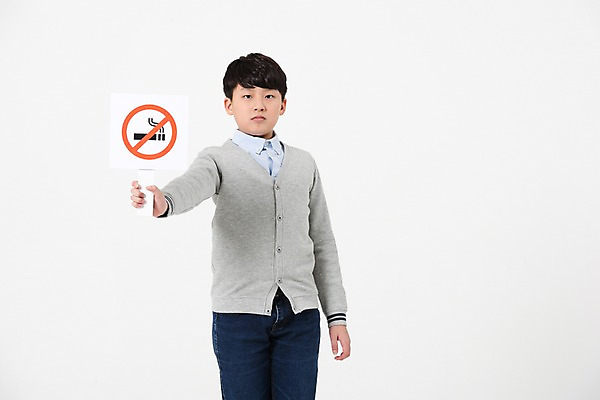 포토 JPG 스튜디오촬영 남자 남학생 흡연 실내 한명 서기 들기 사람 손짓 상반신 앞모습 10대 캐주얼 팻말 한국인 금지 금연 십대남자한명만 남중생 국내포토 1 학생 옷 캠페인 뷰포인트 모션 중학생 청소년 프레임 담배 동양인 내부 사회이슈 남자한명만 십대남자만 파일형식