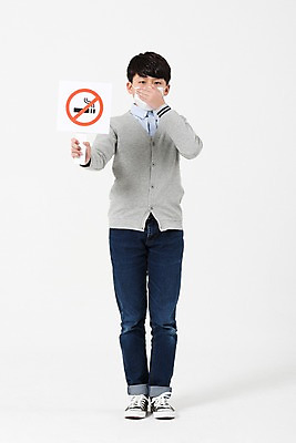포토 JPG 스튜디오촬영 전신 남자 남학생 흡연 실내 마스크 한명 서기 들기 사람 손짓 앞모습 10대 캐주얼 팻말 한국인 금지 금연 십대남자한명만 남중생 국내포토 1 학생 옷 캠페인 뷰포인트 모션 중학생 청소년 프레임 담배 동양인 내부 사회이슈 남자한명만 십대남자만 파일형식