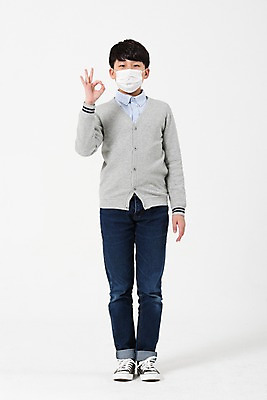 포토 JPG 스튜디오촬영 전신 교육 남자 남학생 실내 마스크 한명 서기 사람 손짓 앞모습 10대 캐주얼 한국인 OK 에듀 에듀케이션 십대남자한명만 스쿨팩 남중생 국내포토 1 학생 옷 뷰포인트 모션 중학생 청소년 동양인 내부 남자한명만 십대남자만 파일형식