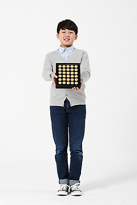 포토 JPG 스튜디오촬영 전신 남자 남학생 실내 한명 서기 미소 들기 사람 앞모습 10대 캐주얼 한국인 십대남자한명만 공진단 남중생 국내포토 1 학생 옷 뷰포인트 모션 중학생 청소년 표정 동양인 내부 한약 남자한명만 십대남자만 파일형식