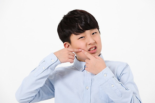 포토 JPG 스튜디오촬영 남자 남학생 실내 한명 서기 사람 손짓 상반신 앞모습 10대 캐주얼 한국인 찡그림 피부 여드름 짜기 피부트러블 십대남자한명만 남중생 국내포토 1 학생 옷 뷰포인트 모션 중학생 청소년 표정 동양인 내부 신체부위 피부질환 남자한명만 십대남자만 파일형식