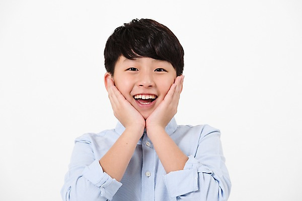 포토 JPG 스튜디오촬영 남자 남학생 실내 한명 서기 웃음 사람 손짓 상반신 앞모습 10대 캐주얼 깨끗함 만지기 한국인 볼 피부 십대남자한명만 남중생 국내포토 1 학생 옷 뷰포인트 컨셉 모션 중학생 청소년 표정 동양인 내부 신체부위 남자한명만 십대남자만 파일형식