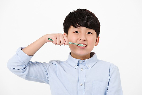 포토 JPG 스튜디오촬영 남자 남학생 실내 한명 서기 미소 사람 손짓 상반신 앞모습 10대 캐주얼 한국인 양치 칫솔 십대남자한명만 남중생 국내포토 1 학생 옷 뷰포인트 모션 중학생 청소년 표정 동양인 내부 위생용품 청결 남자한명만 십대남자만 파일형식