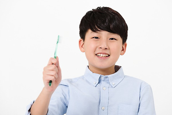 포토 JPG 스튜디오촬영 남자 남학생 실내 한명 서기 미소 들기 사람 상반신 앞모습 10대 캐주얼 한국인 양치 칫솔 십대남자한명만 남중생 국내포토 1 학생 옷 뷰포인트 모션 중학생 청소년 표정 동양인 내부 위생용품 청결 남자한명만 십대남자만 파일형식