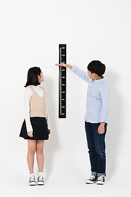 포토 JPG 스튜디오촬영 전신 응시 여학생 여자 남자 남학생 수치 실내 자 서기 사람 손짓 두명 옆모습 뒷모습 10대 캐주얼 친구 한국인 가리킴 여중생 키재기 신체검사 십대만 남중생 국내포토 학생 시선 옷 뷰포인트 의학 관계 모션 중학생 청소년 그래프 문구용품 동양인 내부 측정 검사_조사 키_신체 파일형식