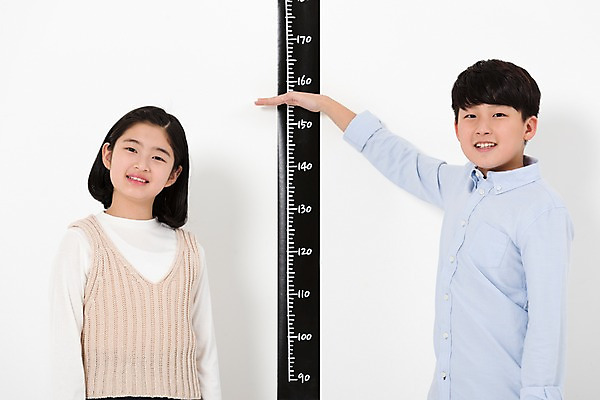 포토 JPG 스튜디오촬영 여학생 여자 남자 남학생 실내 자 서기 미소 사람 손짓 상반신 두명 앞모습 10대 캐주얼 친구 손들기 한국인 가리킴 여중생 키재기 신체검사 십대만 남중생 국내포토 학생 옷 뷰포인트 의학 관계 모션 중학생 청소년 문구용품 표정 동양인 내부 측정 검사_조사 키_신체 파일형식