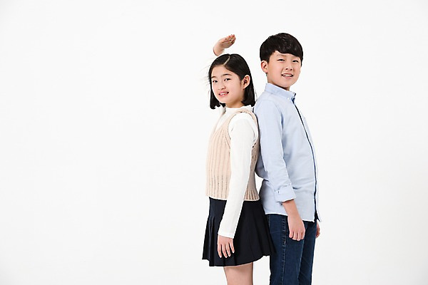 포토 JPG 스튜디오촬영 여학생 여자 남자 남학생 실내 서기 미소 사람 손짓 상반신 두명 옆모습 10대 캐주얼 친구 손들기 한국인 등맞대기 여중생 키재기 십대만 남중생 국내포토 학생 옷 뷰포인트 관계 모션 중학생 청소년 표정 동양인 내부 측정 키_신체 파일형식