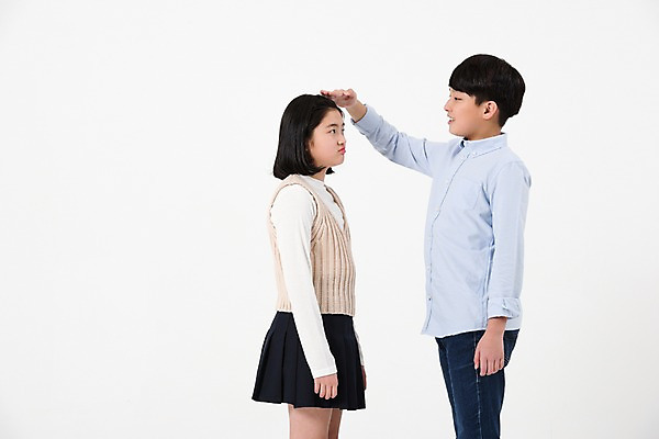 포토 JPG 스튜디오촬영 여학생 여자 남자 남학생 실내 서기 미소 사람 손짓 상반신 두명 옆모습 10대 캐주얼 친구 손들기 마주보기 한국인 여중생 키재기 불만 십대만 남중생 국내포토 학생 옷 감정 뷰포인트 관계 모션 중학생 청소년 표정 동양인 내부 측정 키_신체 파일형식