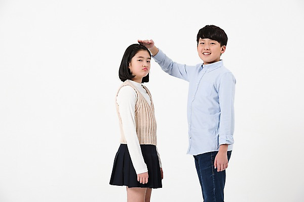 포토 JPG 스튜디오촬영 여학생 여자 남자 남학생 실내 서기 미소 사람 손짓 상반신 두명 옆모습 10대 캐주얼 친구 손들기 마주보기 한국인 여중생 키재기 불만 십대만 남중생 국내포토 학생 옷 감정 뷰포인트 관계 모션 중학생 청소년 표정 동양인 내부 측정 키_신체 파일형식