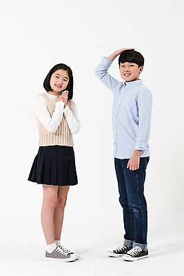 포토 JPG 스튜디오촬영 전신 여학생 여자 남자 남학생 실내 서기 미소 사람 손짓 두명 앞모습 옆모습 10대 캐주얼 친구 손들기 한국인 여중생 손모으기 키재기 십대만 남중생 국내포토 학생 옷 뷰포인트 관계 모션 중학생 청소년 표정 동양인 내부 측정 키_신체 파일형식