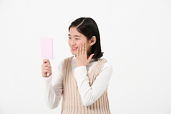 포토 JPG 스튜디오촬영 응시 여학생 여자 실내 한명 미소 들기 사람 손짓 상반신 앞모습 10대 캐주얼 뷰티 만지기 한국인 볼 여중생 손거울 간보기 십대여자한명만 국내포토 1 학생 시선 옷 뷰포인트 모션 중학생 청소년 표정 동양인 내부 신체부위 거울 여자한명만 십대여자만 파일형식