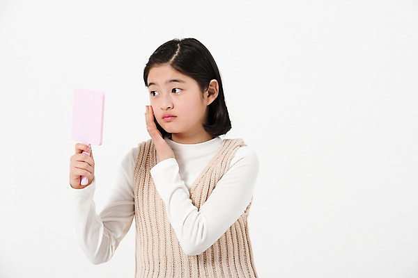 포토 JPG 스튜디오촬영 응시 여학생 여자 실내 한명 들기 사람 손짓 상반신 앞모습 10대 캐주얼 뷰티 만지기 한국인 볼 여중생 손거울 십대여자한명만 국내포토 1 학생 시선 옷 뷰포인트 모션 중학생 청소년 동양인 내부 신체부위 거울 여자한명만 십대여자만 파일형식