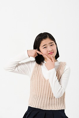 포토 JPG 스튜디오촬영 여학생 여자 실내 한명 사람 손짓 상반신 앞모습 10대 캐주얼 뷰티 한국인 찡그림 피부 여중생 여드름 짜기 피부트러블 십대여자한명만 국내포토 1 학생 옷 뷰포인트 모션 중학생 청소년 표정 동양인 내부 신체부위 피부질환 여자한명만 십대여자만 파일형식