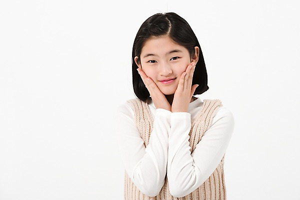 포토 JPG 스튜디오촬영 여학생 여자 실내 한명 미소 사람 손짓 상반신 앞모습 10대 캐주얼 뷰티 깨끗함 만지기 한국인 여중생 꽃받침 십대여자한명만 국내포토 1 학생 옷 뷰포인트 컨셉 모션 중학생 청소년 표정 동양인 내부 여자한명만 십대여자만 파일형식