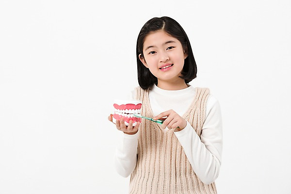 포토 JPG 스튜디오촬영 여학생 여자 실내 설명 한명 미소 들기 사람 손짓 상반신 앞모습 10대 캐주얼 한국인 양치 여중생 치아모형 십대여자한명만 국내포토 1 학생 옷 뷰포인트 모션 중학생 청소년 표정 동양인 내부 청결 치아 여자한명만 십대여자만 파일형식