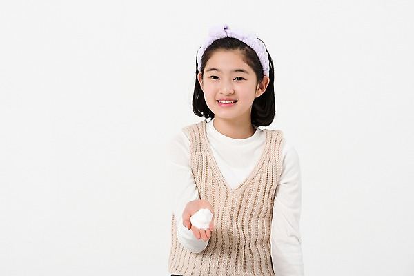 포토 JPG 스튜디오촬영 여학생 여자 실내 손바닥 한명 미소 사람 손짓 상반신 앞모습 10대 캐주얼 뷰티 한국인 머리띠 세수 여중생 세안제 클렌징폼 십대여자한명만 국내포토 1 학생 손 옷 뷰포인트 장신구 모션 중학생 청소년 표정 동양인 내부 청결 세안용품 여자한명만 십대여자만 파일형식