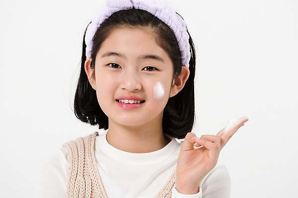 포토 JPG 스튜디오촬영 여학생 여자 손가락 실내 한명 미소 사람 손짓 상반신 앞모습 10대 캐주얼 한국인 머리띠 세수 피부 여중생 세안제 클렌징폼 십대여자한명만 국내포토 1 학생 손 옷 뷰포인트 장신구 모션 중학생 청소년 표정 동양인 내부 신체부위 청결 세안용품 여자한명만 십대여자만 파일형식