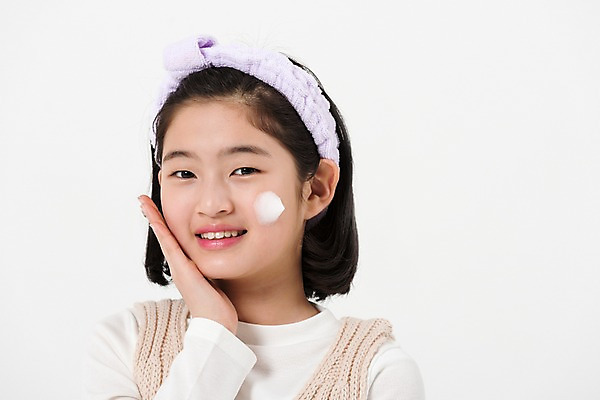 포토 JPG 스튜디오촬영 여학생 여자 손가락 실내 한명 미소 사람 손짓 상반신 앞모습 10대 캐주얼 한국인 머리띠 볼 세수 피부 여중생 십대여자한명만 국내포토 1 학생 손 옷 뷰포인트 장신구 모션 중학생 청소년 표정 동양인 내부 신체부위 청결 여자한명만 십대여자만 파일형식