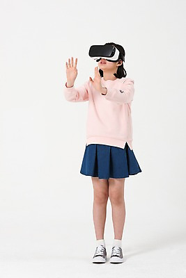 포토 JPG 스튜디오촬영 전신 응시 여학생 여자 실내 한명 서기 사람 손짓 앞모습 10대 캐주얼 손들기 한국인 여중생 증강현실 가상현실 십대여자한명만 오큘러스 VR기기 국내포토 1 학생 시선 옷 뷰포인트 모션 중학생 청소년 동양인 내부 기계 여자한명만 십대여자만 파일형식