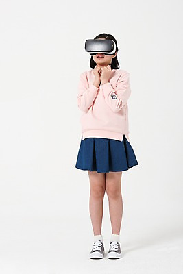 포토 JPG 스튜디오촬영 전신 응시 여학생 여자 실내 한명 서기 사람 손짓 앞모습 10대 캐주얼 한국인 여중생 손모으기 증강현실 가상현실 십대여자한명만 오큘러스 VR기기 국내포토 1 학생 시선 옷 뷰포인트 모션 중학생 청소년 동양인 내부 기계 여자한명만 십대여자만 파일형식