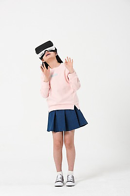 포토 JPG 스튜디오촬영 전신 여학생 여자 실내 한명 서기 미소 사람 손짓 앞모습 10대 캐주얼 손들기 한국인 올려보기 여중생 증강현실 가상현실 십대여자한명만 오큘러스 VR기기 국내포토 1 학생 옷 뷰포인트 모션 중학생 청소년 표정 동양인 내부 기계 여자한명만 십대여자만 파일형식