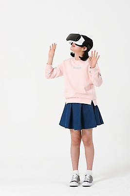 포토 JPG 스튜디오촬영 전신 응시 여학생 여자 실내 한명 서기 사람 손짓 앞모습 10대 캐주얼 손들기 한국인 올려보기 여중생 증강현실 가상현실 십대여자한명만 오큘러스 VR기기 국내포토 1 학생 시선 옷 뷰포인트 모션 중학생 청소년 동양인 내부 기계 여자한명만 십대여자만 파일형식