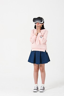 포토 JPG 스튜디오촬영 전신 응시 여학생 여자 실내 한명 서기 사람 손짓 앞모습 10대 캐주얼 한국인 여중생 손모으기 증강현실 가상현실 십대여자한명만 오큘러스 VR기기 국내포토 1 학생 시선 옷 뷰포인트 모션 중학생 청소년 동양인 내부 기계 여자한명만 십대여자만 파일형식