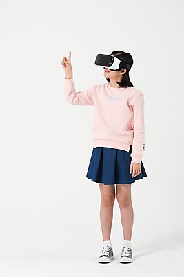 포토 JPG 스튜디오촬영 전신 응시 여학생 여자 실내 한명 서기 사람 손짓 앞모습 10대 캐주얼 손들기 한국인 가리킴 여중생 증강현실 가상현실 십대여자한명만 오큘러스 VR기기 국내포토 1 학생 시선 옷 뷰포인트 모션 중학생 청소년 동양인 내부 기계 여자한명만 십대여자만 파일형식