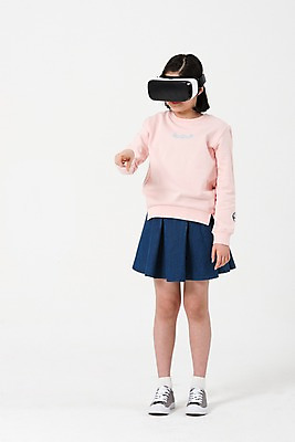 포토 JPG 스튜디오촬영 전신 응시 여학생 여자 실내 한명 서기 사람 손짓 앞모습 10대 캐주얼 한국인 가리킴 여중생 증강현실 가상현실 십대여자한명만 오큘러스 VR기기 국내포토 1 학생 시선 옷 뷰포인트 모션 중학생 청소년 동양인 내부 기계 여자한명만 십대여자만 파일형식