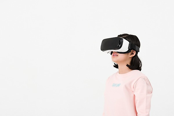 포토 JPG 스튜디오촬영 응시 여학생 여자 실내 한명 서기 사람 손짓 상반신 옆모습 10대 캐주얼 한국인 여중생 증강현실 가상현실 십대여자한명만 오큘러스 VR기기 국내포토 1 학생 시선 옷 뷰포인트 모션 중학생 청소년 동양인 내부 기계 여자한명만 십대여자만 파일형식