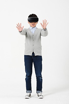 포토 JPG 스튜디오촬영 전신 응시 남자 남학생 실내 한명 서기 사람 손짓 앞모습 10대 캐주얼 손들기 한국인 증강현실 가상현실 십대남자한명만 오큘러스 VR기기 남중생 국내포토 1 학생 시선 옷 뷰포인트 모션 중학생 청소년 동양인 내부 기계 남자한명만 십대남자만 파일형식