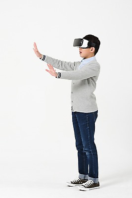 포토 JPG 스튜디오촬영 전신 남자 남학생 실내 한명 서기 사람 손짓 옆모습 10대 캐주얼 손들기 한국인 증강현실 가상현실 십대남자한명만 오큘러스 VR기기 남중생 국내포토 1 학생 옷 뷰포인트 모션 중학생 청소년 동양인 내부 기계 남자한명만 십대남자만 파일형식