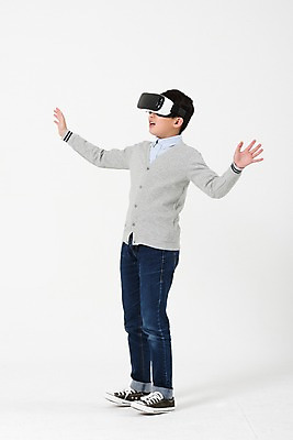 포토 JPG 스튜디오촬영 전신 남자 남학생 실내 한명 서기 사람 손짓 옆모습 10대 캐주얼 손들기 놀람 한국인 증강현실 가상현실 십대남자한명만 오큘러스 VR기기 남중생 국내포토 1 학생 옷 감정 뷰포인트 모션 중학생 청소년 표정 동양인 내부 기계 남자한명만 십대남자만 파일형식