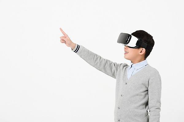 포토 JPG 스튜디오촬영 남자 남학생 손가락 실내 한명 서기 미소 사람 손짓 상반신 옆모습 10대 캐주얼 손들기 한국인 가리킴 증강현실 가상현실 십대남자한명만 오큘러스 VR기기 남중생 국내포토 1 학생 손 옷 뷰포인트 모션 중학생 청소년 표정 동양인 내부 기계 남자한명만 십대남자만 파일형식