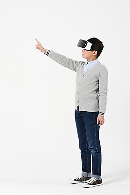 포토 JPG 스튜디오촬영 전신 남자 남학생 손가락 실내 한명 서기 미소 사람 손짓 옆모습 10대 캐주얼 손들기 한국인 가리킴 증강현실 가상현실 십대남자한명만 오큘러스 VR기기 남중생 국내포토 1 학생 손 옷 뷰포인트 모션 중학생 청소년 표정 동양인 내부 기계 남자한명만 십대남자만 파일형식