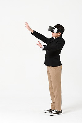 포토 JPG 스튜디오촬영 전신 남자 교복 남학생 포즈 실내 한명 서기 사람 손짓 옆모습 10대 손들기 한국인 증강현실 가상현실 십대남자한명만 오큘러스 VR기기 남중생 국내포토 1 학생 옷 뷰포인트 모션 중학생 청소년 동양인 내부 기계 남자한명만 십대남자만 파일형식