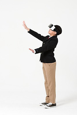 포토 JPG 스튜디오촬영 전신 남자 교복 남학생 포즈 실내 한명 서기 사람 손짓 옆모습 10대 손들기 한국인 증강현실 가상현실 십대남자한명만 오큘러스 VR기기 남중생 국내포토 1 학생 옷 뷰포인트 모션 중학생 청소년 동양인 내부 기계 남자한명만 십대남자만 파일형식