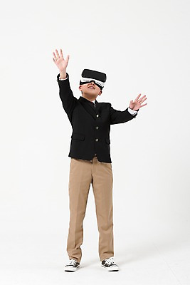 포토 JPG 스튜디오촬영 전신 남자 교복 남학생 포즈 실내 한명 서기 미소 사람 손짓 앞모습 10대 손들기 한국인 증강현실 가상현실 십대남자한명만 오큘러스 VR기기 남중생 국내포토 1 학생 옷 뷰포인트 모션 중학생 청소년 표정 동양인 내부 기계 남자한명만 십대남자만 파일형식