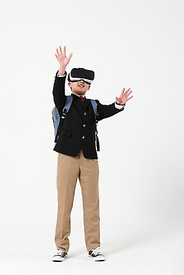 포토 JPG 스튜디오촬영 전신 남자 교복 남학생 책가방 실내 한명 서기 미소 사람 손짓 앞모습 10대 손들기 한국인 증강현실 가상현실 십대남자한명만 오큘러스 VR기기 남중생 국내포토 1 학생 옷 뷰포인트 가방 모션 중학생 청소년 표정 동양인 내부 기계 남자한명만 십대남자만 파일형식