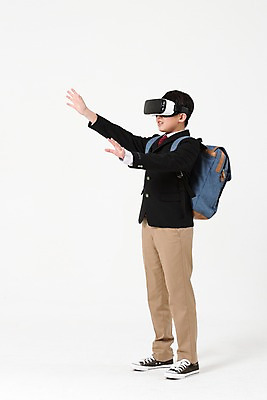 포토 JPG 스튜디오촬영 전신 남자 교복 남학생 포즈 책가방 실내 한명 서기 미소 사람 손짓 옆모습 10대 손들기 한국인 증강현실 가상현실 십대남자한명만 오큘러스 VR기기 남중생 국내포토 1 학생 옷 뷰포인트 가방 모션 중학생 청소년 표정 동양인 내부 기계 남자한명만 십대남자만 파일형식