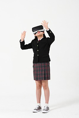 포토 JPG 스튜디오촬영 전신 학생 응시 여학생 여자 교복 책가방 실내 한명 서기 사람 손짓 앞모습 10대 손들기 한국인 여중생 증강현실 가상현실 십대여자한명만 오큘러스 VR기기 국내포토 1 시선 옷 뷰포인트 가방 모션 중학생 청소년 동양인 내부 기계 여자한명만 십대여자만 파일형식