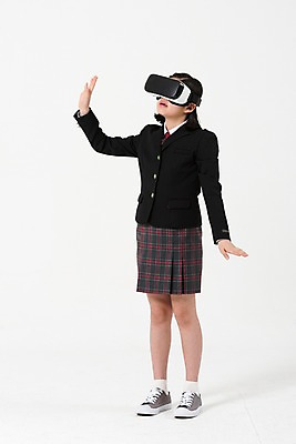 포토 JPG 스튜디오촬영 전신 학생 응시 여학생 여자 교복 책가방 한명 서기 사람 손짓 앞모습 10대 손들기 한국인 여중생 동작대교 증강현실 가상현실 십대여자한명만 오큘러스 VR기기 국내포토 1 시선 옷 뷰포인트 가방 모션 중학생 청소년 서울 실내 동양인 기계 다리_건축물 여자한명만 십대여자만 파일형식