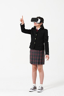 포토 JPG 스튜디오촬영 전신 학생 응시 여학생 여자 교복 손가락 책가방 한명 서기 사람 손짓 앞모습 10대 한국인 가리킴 여중생 증강현실 가상현실 십대여자한명만 오큘러스 VR기기 국내포토 1 손 시선 옷 뷰포인트 가방 모션 중학생 청소년 실내 동양인 기계 여자한명만 십대여자만 파일형식