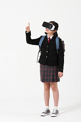 포토 JPG 스튜디오촬영 전신 학생 여학생 여자 교복 손가락 책가방 한명 서기 사람 손짓 앞모습 10대 한국인 가리킴 여중생 증강현실 가상현실 십대여자한명만 오큘러스 VR기기 국내포토 1 손 옷 뷰포인트 가방 모션 중학생 청소년 실내 동양인 기계 여자한명만 십대여자만 파일형식
