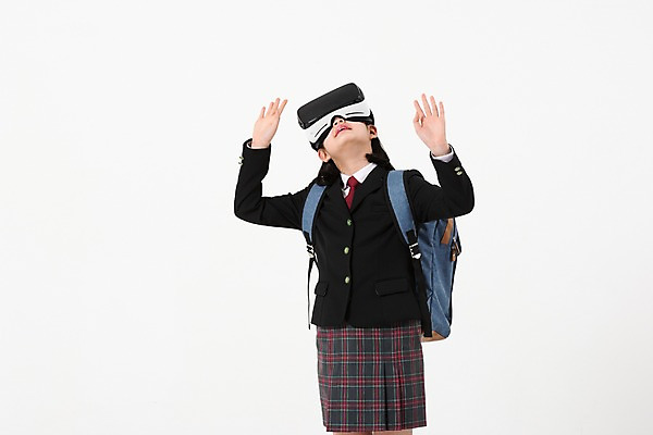 포토 JPG 스튜디오촬영 학생 응시 여학생 여자 교복 책가방 한명 서기 사람 손짓 상반신 앞모습 10대 손들기 한국인 여중생 증강현실 가상현실 십대여자한명만 오큘러스 VR기기 국내포토 1 시선 옷 뷰포인트 가방 모션 중학생 청소년 실내 동양인 기계 여자한명만 십대여자만 파일형식