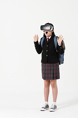 포토 JPG 스튜디오촬영 전신 학생 여학생 여자 교복 책가방 한명 서기 사람 손짓 앞모습 10대 놀람 한국인 여중생 동작대교 증강현실 가상현실 십대여자한명만 오큘러스 VR기기 국내포토 1 옷 감정 뷰포인트 가방 모션 중학생 청소년 서울 실내 표정 동양인 기계 다리_건축물 여자한명만 십대여자만 파일형식