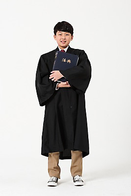 포토 JPG 스튜디오촬영 전신 남자 남학생 한명 서기 미소 들기 사람 앞모습 10대 한국인 판사복 법률가 판사 장래희망 법전 십대남자한명만 남중생 국내포토 직업 1 학생 뷰포인트 모션 중학생 청소년 실내 표정 동양인 책 가운 남자한명만 십대남자만 파일형식