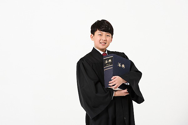 포토 JPG 스튜디오촬영 남자 남학생 한명 서기 미소 들기 사람 상반신 앞모습 10대 한국인 판사복 법률가 판사 장래희망 법전 십대남자한명만 남중생 국내포토 직업 1 학생 뷰포인트 모션 중학생 청소년 실내 표정 동양인 책 가운 남자한명만 십대남자만 파일형식