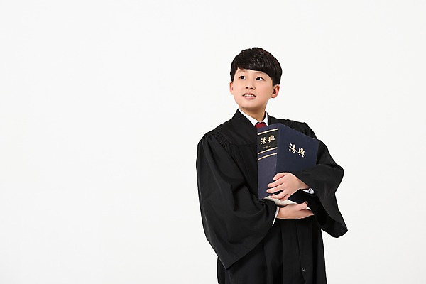 포토 JPG 스튜디오촬영 응시 남자 남학생 한명 서기 들기 사람 상반신 앞모습 10대 한국인 판사복 법률가 판사 장래희망 법전 십대남자한명만 남중생 국내포토 직업 1 학생 시선 뷰포인트 모션 중학생 청소년 실내 동양인 책 가운 남자한명만 십대남자만 파일형식