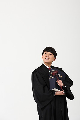 포토 JPG 스튜디오촬영 응시 남자 남학생 생각 한명 서기 들기 사람 상반신 앞모습 10대 기쁨 한국인 올려보기 판사복 법률가 판사 장래희망 의사봉 법전 십대남자한명만 남중생 국내포토 직업 1 학생 시선 감정 뷰포인트 모션 중학생 청소년 실내 동양인 책 가운 남자한명만 십대남자만 파일형식